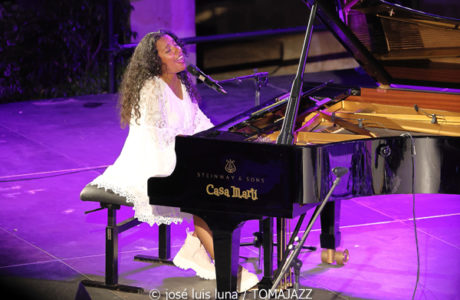 Glenda E (Jazz Palma Festival 2025. Castell de Bellver. Palma. 2025-08-07) Por José Luis Luna Rocafort [INSTANTZZ AKA Galería fotográfica AKA Fotoblog de jazz, impro… y algo más] - Tomajazz - Glenda E actuó en el Jazz Palma Festival 2025 en Castell de Bellver. José Luis Luna Rocafort lo retrata en INSTANTZZ. Actuaron Glenda E, Carlos Martín, Shayan Fathi, Abel Sanabria