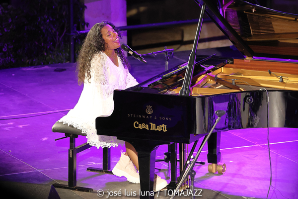 Glenda E (Jazz Palma Festival 2025. Castell de Bellver. Palma. 2025-08-07) Por José Luis Luna Rocafort [INSTANTZZ AKA Galería fotográfica AKA Fotoblog de jazz, impro… y algo más] - Tomajazz - Glenda E actuó en el Jazz Palma Festival 2025 en Castell de Bellver. José Luis Luna Rocafort lo retrata en INSTANTZZ. Actuaron Glenda E, Carlos Martín, Shayan Fathi, Abel Sanabria