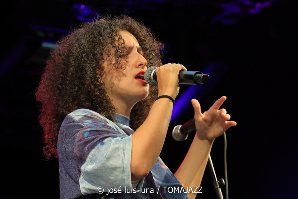 Dora Morelenbaum (48 Festival de Jazz de Vitoria. 2025-07-19) Por José Luis Luna Rocafort [INSTANTZZ AKA Galería fotográfica AKA Fotoblog de jazz, impro… y algo más] - Tomajazz - Dora Morelenbaum actuó en el 48 Festival de Jazz de Vitoria 2025. José Luis Luna Rocafort la retrata en INSTANTZZ. Actuaron Dora Morelenbaum: voz, órgano, guitarra eléctrica Guilherme Lirio: guitarra eléctrica, órgano Guto Wirti: bajo eléctrica Daniel Conceiçao