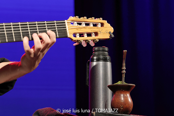 Yamandu Costa (48 Festival de Jazz de Vitoria. 2025-07-19) Por José Luis Luna Rocafort [INSTANTZZ AKA Galería fotográfica AKA Fotoblog de jazz, impro… y algo más] - Tomajazz - Yamandu Costa actuó en el 48 Festival de Jazz de Vitoria. 2025-07-19) Por José Luis Luna Rocafort [INSTANTZZ