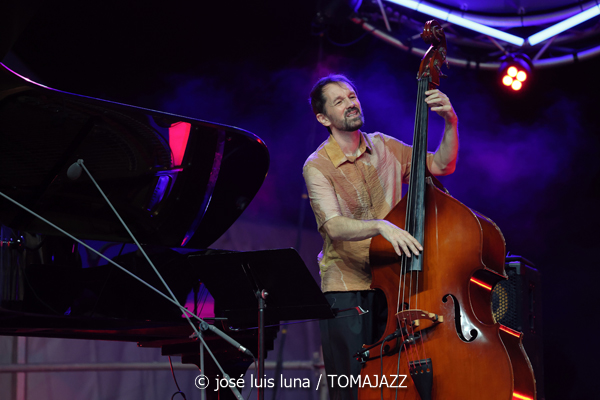 Álex Conde Trío (37 Eivissa Jazz 2025. 2025-09-04) Por José Luis Luna Rocafort [INSTANTZZ AKA Galería fotográfica AKA Fotoblog de jazz, impro… y algo más] - Tomajazz - Álex Conde Trío actuó en el 37 Eivissa Jazz 2025. José Luis Luna Rocafort lo retrata en INSTANTZZ. Actuaron Álex Conde, Pablo Martín Caminero, Michael Olivera