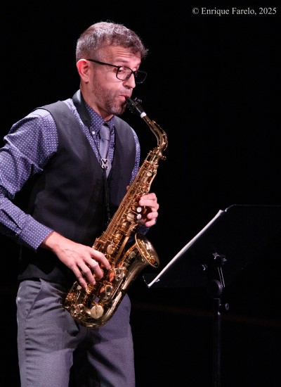 David Hernando Vítores - Sandro Bakhuashvili "Horizontes sonoros" (Centro Cultural Valdebernardo, Madrid. 2025-10-04) Por Enrique Farelo [INSTANTZZ AKA Galería fotográfica AKA Fotoblog de jazz, impro… y algo más] - Tomajazz - David Hernando Vítores - Sandro Bakhuashvili "Horizontes sonoros" actuaron en el Centro Cultural Valdebernardo de Madrid, el 4 de octubre de 2025. Enrique Farelo los retrata en INSTANTZZ