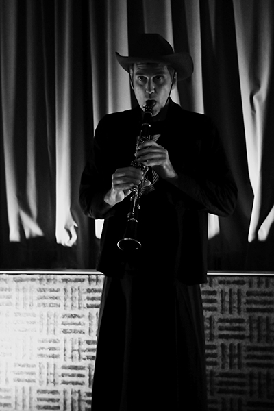 Robin Fincker & Mathieu Werchowski «Chien Pigeon» (37 Jazzèbre / La Voile d’Or, 2025-09-27 / Port-Vendres -France-) Por Joan Cortès [INSTANTZZ AKA Galería fotográfica AKA Fotoblog de jazz, impro… y algo más] - Tomajazz - Robin Fincker & Mathieu Werchowski «Chien Pigeon» actuaron en el 37 Jazzèbre, el 27 de septiembre de 2025. Joan Cortès los retrata en INSTANTZZ