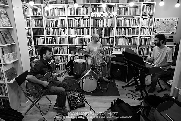 Guillem Callejón Trio (Sangarra / Llibreria Strogoff, 2025-09-25 / La Garriga -Barcelona-) Por Joan Cortès [INSTANTZZ AKA Galería fotográfica AKA Fotoblog de jazz, impro… y algo más] - Tomajazz - Guillem Callejón Trio actuó en Llibreria Strogoff, en La Garriga -Barcelona-, el 25 de septiembre de 2025. Joan Cortès lo retrata en INSTANTZZ. Actuaron Guillem Callejón, Txema Riera, Ricard Parera 