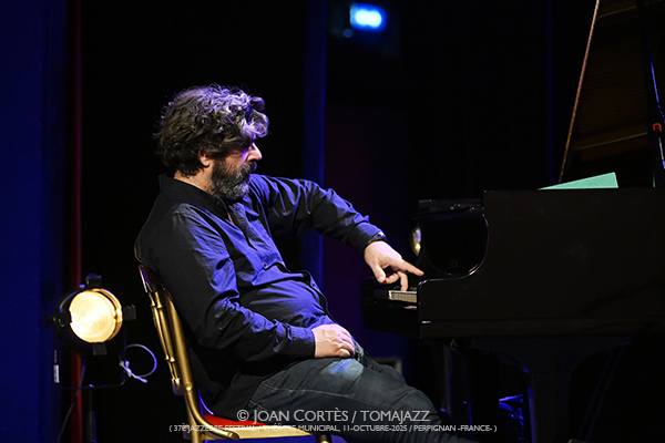 Gautier Garrigue 4t «La Traversée» (37 Jazzèbre / Théâtre Municipal, 2025-10-11 / Perpignan -France-) Por Joan Cortès [INSTANTZZ AKA Galería fotográfica AKA Fotoblog de jazz, impro… y algo más] - Tomajazz - Gautier Garrigue 4t «La Traversée» actuó en el 37 Jazzèbre 2025 en Perpignan -Francia-. Joan Cortès lo retrata en INSTANTZZ. Actuaron Gautier Garrigue, Federico Cassagrande, Benjamin Moussay, Florent Nisse 