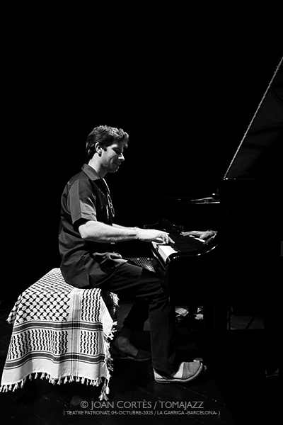 Marco Mezquida & Chicuelo «Del Alma» (Teatre Patronat, 2025-10-04 / La Garriga -Barcelona-) Por Joan Cortès [INSTANTZZ AKA Galería fotográfica AKA Fotoblog de jazz, impro… y algo más] - Tomajazz - Marco Mezquida & Chicuelo «Del Alma» actuaron en el Teatre Patronat de La Garriga -Barcelona-, el 4 de octubre de 2025. Joan Cortès los retrata en INSTANTZZ