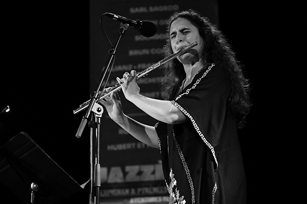 Naïssam Jalal «Healing Rituals» (37 Jazzèbre 2025 / Ciné-Théâtre Le Vauban, 2025-09-27 / Port-Vendres -France-) Por Joan Cortès [INSTANTZZ AKA Galería fotográfica AKA Fotoblog de jazz, impro… y algo más] - Tomajazz - Naïssam Jalal «Healing Rituals» actuó en el 37 Jazzèbre 2025 en Port-Vendres -Francia. Joan Cortès lo retrata en INSTANTZZ. Actuaron Naïssam Jalal, flauta, nay, voz y composiciones Clément Petit, violoncello Claude Tchamitchian, contrabajo Zaza Desiderio 