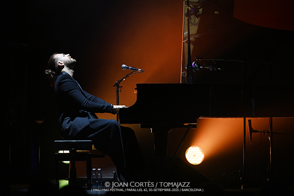 El Yiyo & Andrés Barrios (Mas i Mas Festival / Paral•lel 62, 04-setiembre-2025, Barcelona) Por Joan Cortès [Flamencuras AKA INSTANTZZ AKA Galería fotográfica AKA Fotoblog de jazz, impro… y algo más] - Tomajazz - El Yiyo & Andrés Barrios actuaron en el Mas i Mas Festival de Barcelona el 4 de setiembre de 2025. Joan Cortès los retrata en las Flamencuras de INSTANTZZ. Actuaron Miguel Fernández El Yiyo, Andrés Barrios, José Heredia, Juan Amaya 