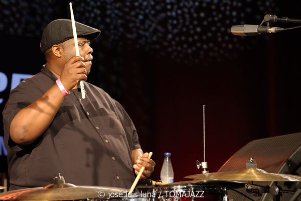 Kenny Barron Trio (48 Festival de Jazz de Vitoria. 2025-07-18) Por José Luis Luna Rocafort [INSTANTZZ AKA Galería fotográfica AKA Fotoblog de jazz, impro… y algo más] - Tomajazz - Kenny Barron Trio actuó en el 48 Festival de Jazz de Vitoria. José Luis Luna Rocafort lo retrata en INSTANTZZ. Actuaron Kenny Barron, Kiyoshi Kitagawa, Jonathan Blake