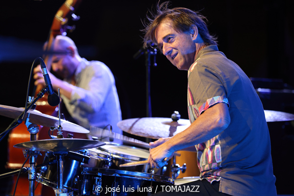 Jacky Terrasson Trio (37 Eivissa Jazz 2025. Baluard de Santa Llúcia. Eivissa. 2025-09-05) Por José Luis Luna Rocafort [INSTANTZZ AKA Galería fotográfica AKA Fotoblog de jazz, impro… y algo más] - Tomajazz - Jacky Terrasson Trio actuó en el 37 Eivissa Jazz 2025. José Luis Luna Rocafort retrata el concierto en INSTANTZZ. Actuaron Jacky Terrasson, Sylvain Romano, Marc Miralta