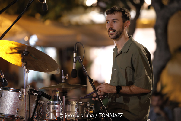 Goran Levi (37 Eivissa Jazz 2025. Passeig Vara de Rey. Eivissa. 2025-09-02) Por José Luis Luna Rocafort [INSTANTZZ AKA Galería fotográfica AKA Fotoblog de jazz, impro… y algo más] - Tomajazz - Goran Levi actuó en el 37 Eivissa Jazz 2025. José Luis Luna Rocafort lo retrata en INSTANTZZ. Intervinieron Goran Levi, Joan Garcías Tur, Josep Servera, Pere Miquel Molina