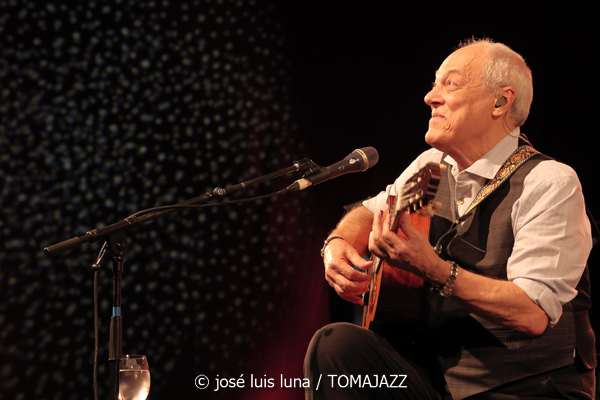 Toquinho (48 Festival de Jazz de Vitoria. 2025-07-19) Por José Luis Luna Rocafort [INSTANTZZ AKA Galería fotográfica AKA Fotoblog de jazz, impro… y algo más] - Tomajazz - Toquinho actuó en el 48 Festival de Jazz de Vitoria 2025. José Luis Luna Rocafort lo retrata en INSTANTZZ. Actuaron Toquinho, Dudu Penz, Mauro Martins, Camilla Faustino