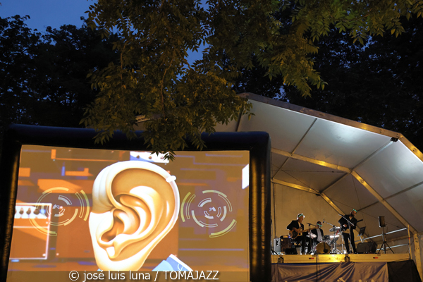 Geometrical Sardine (48 Festival de Jazz de Vitoria. 2025-07-13) Por José Luis Luna Rocafort [INSTANTZZ AKA Galería fotográfica AKA Fotoblog de jazz, impro… y algo más] - Tomajazz - Geometrical Sardine actuó en el 48 Festival de Jazz de Vitoria 2025. José Luis Luna Rocafort los retrata en INSTANTZZ. Actuaron Jaume Rosselló, Joan Roca, Pep Aspas