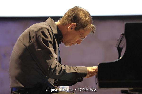 Damià Timoner / Fred Hersch (18 Jazz Voyeur Festival 2025. Es Baluard Museu. Palma. 2025-10-11) Por José Luis Luna Rocafort [INSTANTZZ AKA Galería fotográfica AKA Fotoblog de jazz, impro… y algo más] - Tomajazz - Damià Timoner y Fred Hersch dieron sendos conciertos en la jornada del 18 Jazz Voyeur Festival 2025 en Es Baluard Museu de Palma, el 11 de octubre de 2025. José Luis Luna Rocafort lo retrata en INSTANTZZ