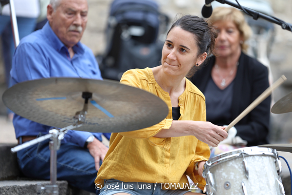 Nerea Arrieta Trío (48 Festival de Jazz de Vitoria. 2025-07-14) Por José Luis Luna Rocafort [INSTANTZZ AKA Galería fotográfica AKA Fotoblog de jazz, impro… y algo más] - Tomajazz - Nerea Arrieta Trío actuó en el 48 Festival de Jazz de Vitoria 2025. José Luis Luna Rocafort retrata el concierto en INSTANTZZ. Actuaron Nerea Arrieta, Fran Serrano, Raquel Arbeloa