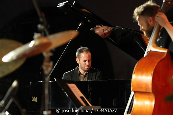 Hard Bop Drivers (Jazz Palma Festival 2025. Castell de Bellver. Palma. 2025-08-28) Por José Luis Luna Rocafort [INSTANTZZ AKA Galería fotográfica AKA Fotoblog de jazz, impro… y algo más] - Tomajazz - Hard Bop Drivers actuó en el Jazz Palma Festival 2025. José Luis Luna Rocafort los retrata en INSTANTZZ. Con Miquel Àngel Rigo, Pep Garau, Gori Matas, Marko Lohikari, Pep Lluís García, Sinéad Cormican