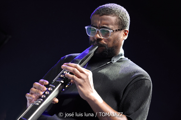 Milena Casado (48 Festival de Jazz de Vitoria. 2025-07-19) Por José Luis Luna Rocafort [INSTANTZZ AKA Galería fotográfica AKA Fotoblog de jazz, impro… y algo más] - Tomajazz - Milena Casado actuó en el 48 Festival de Jazz de Vitoria 2025. José Luis Luna Rocafort la retrata en INSTANTZZ. Actuaron Milena Casado, Morgan Guerin, Lex Korten, Kanoa Mendenhall, Jongkuk Kim