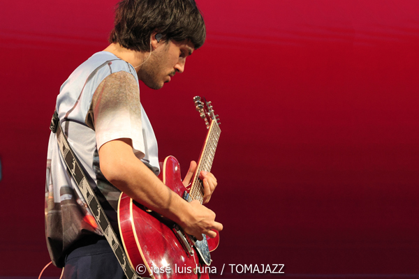 Dora Morelenbaum (48 Festival de Jazz de Vitoria. 2025-07-19) Por José Luis Luna Rocafort [INSTANTZZ AKA Galería fotográfica AKA Fotoblog de jazz, impro… y algo más] - Tomajazz - Dora Morelenbaum actuó en el 48 Festival de Jazz de Vitoria 2025. José Luis Luna Rocafort la retrata en INSTANTZZ. Actuaron Dora Morelenbaum: voz, órgano, guitarra eléctrica Guilherme Lirio: guitarra eléctrica, órgano Guto Wirti: bajo eléctrica Daniel Conceiçao