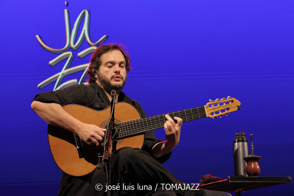 Yamandu Costa (48 Festival de Jazz de Vitoria. 2025-07-19) Por José Luis Luna Rocafort [INSTANTZZ AKA Galería fotográfica AKA Fotoblog de jazz, impro… y algo más] - Tomajazz - Yamandu Costa actuó en el 48 Festival de Jazz de Vitoria. 2025-07-19) Por José Luis Luna Rocafort [INSTANTZZ