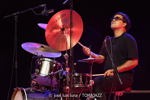 Álex Conde Trío (37 Eivissa Jazz 2025. 2025-09-04) Por José Luis Luna Rocafort [INSTANTZZ AKA Galería fotográfica AKA Fotoblog de jazz, impro… y algo más] - Tomajazz - Álex Conde Trío actuó en el 37 Eivissa Jazz 2025. José Luis Luna Rocafort lo retrata en INSTANTZZ. Actuaron Álex Conde, Pablo Martín Caminero, Michael Olivera