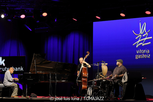 Kenny Barron Trio (48 Festival de Jazz de Vitoria. 2025-07-18) Por José Luis Luna Rocafort [INSTANTZZ AKA Galería fotográfica AKA Fotoblog de jazz, impro… y algo más] - Tomajazz - Kenny Barron Trio actuó en el 48 Festival de Jazz de Vitoria. José Luis Luna Rocafort lo retrata en INSTANTZZ. Actuaron Kenny Barron, Kiyoshi Kitagawa, Jonathan Blake