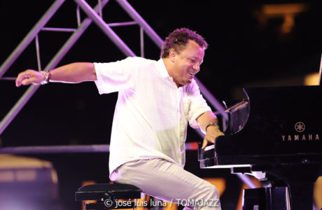 Jacky Terrasson Trio (37 Eivissa Jazz 2025. Baluard de Santa Llúcia. Eivissa. 2025-09-05) Por José Luis Luna Rocafort [INSTANTZZ AKA Galería fotográfica AKA Fotoblog de jazz, impro… y algo más] - Tomajazz - Jacky Terrasson Trio actuó en el 37 Eivissa Jazz 2025. José Luis Luna Rocafort retrata el concierto en INSTANTZZ. Actuaron Jacky Terrasson, Sylvain Romano, Marc Miralta