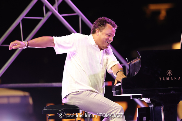 Jacky Terrasson Trio (37 Eivissa Jazz 2025. Baluard de Santa Llúcia. Eivissa. 2025-09-05) Por José Luis Luna Rocafort [INSTANTZZ AKA Galería fotográfica AKA Fotoblog de jazz, impro… y algo más] - Tomajazz - Jacky Terrasson Trio actuó en el 37 Eivissa Jazz 2025. José Luis Luna Rocafort retrata el concierto en INSTANTZZ. Actuaron Jacky Terrasson, Sylvain Romano, Marc Miralta