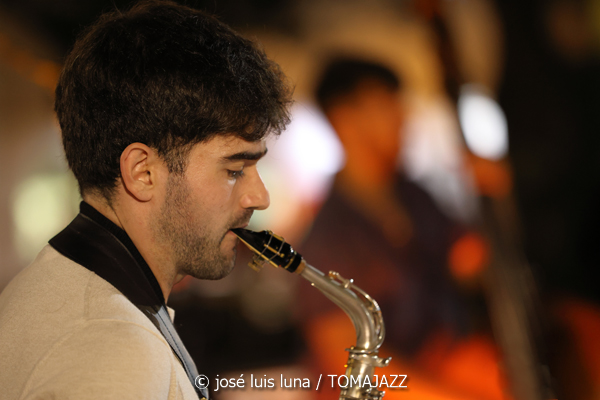 Goran Levi (37 Eivissa Jazz 2025. Passeig Vara de Rey. Eivissa. 2025-09-02) Por José Luis Luna Rocafort [INSTANTZZ AKA Galería fotográfica AKA Fotoblog de jazz, impro… y algo más] - Tomajazz - Goran Levi actuó en el 37 Eivissa Jazz 2025. José Luis Luna Rocafort lo retrata en INSTANTZZ. Intervinieron Goran Levi, Joan Garcías Tur, Josep Servera, Pere Miquel Molina