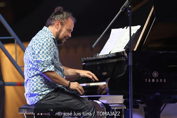 Eivissa Jazz Experience (37 Eivissa Jazz 2025. Baluard de Santa Llúcia. Eivissa. 2025-09-02) Por José Luis Luna Rocafort [INSTANTZZ AKA Galería fotográfica AKA Fotoblog de jazz, impro… y algo más] - Tomajazz - La actuación del Eivissa Jazz Experience es un clásico que no podía faltar en el 37 Eivissa Jazz 2025. José Luis Luna Rocafort lo retrata en INSTANTZZ. En 2025 participaron Abe Rábade, Perico Sambeat, María Toro, Antía Muiño, Reinier Elizarde "El Negrón", Michael Olivera