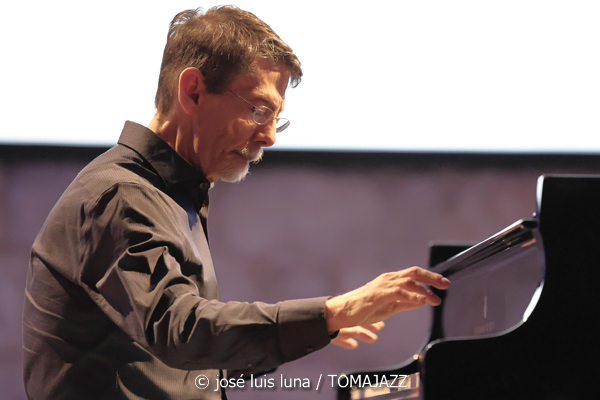Damià Timoner / Fred Hersch (18 Jazz Voyeur Festival 2025. Es Baluard Museu. Palma. 2025-10-11) Por José Luis Luna Rocafort [INSTANTZZ AKA Galería fotográfica AKA Fotoblog de jazz, impro… y algo más] - Tomajazz - Damià Timoner y Fred Hersch dieron sendos conciertos en la jornada del 18 Jazz Voyeur Festival 2025 en Es Baluard Museu de Palma, el 11 de octubre de 2025. José Luis Luna Rocafort lo retrata en INSTANTZZ