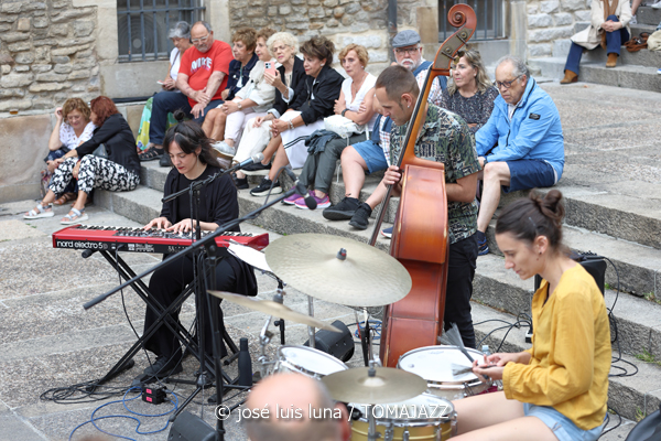Nerea Arrieta Trío (48 Festival de Jazz de Vitoria. 2025-07-14) Por José Luis Luna Rocafort [INSTANTZZ AKA Galería fotográfica AKA Fotoblog de jazz, impro… y algo más] - Tomajazz - Nerea Arrieta Trío actuó en el 48 Festival de Jazz de Vitoria 2025. José Luis Luna Rocafort retrata el concierto en INSTANTZZ. Actuaron Nerea Arrieta, Fran Serrano, Raquel Arbeloa