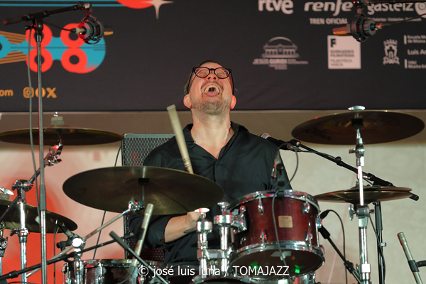 Rambalaya (48 Festival de Jazz de Vitoria. 2025-07-12) Por José Luis Luna Rocafort [INSTANTZZ AKA Galería fotográfica AKA Fotoblog de jazz, impro… y algo más] - Tomajazz - Rambalaya actuó en el 48 Festival de Jazz de Vitoria. José Luis Luna Rocafort retrata su concierto en INSTANTZZ. Rambalaya son Jonathan Herrero, Anton Jarl, Matías Míguez, Hector Martín, Nil Mujal, Àlex López, Raül Marc Portell