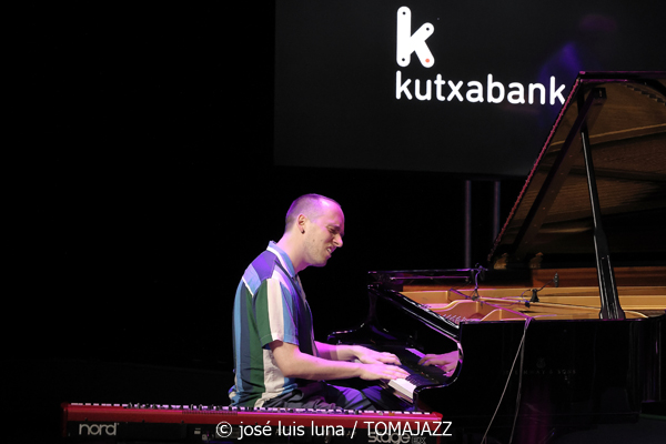 Milena Casado (48 Festival de Jazz de Vitoria. 2025-07-19) Por José Luis Luna Rocafort [INSTANTZZ AKA Galería fotográfica AKA Fotoblog de jazz, impro… y algo más] - Tomajazz - Milena Casado actuó en el 48 Festival de Jazz de Vitoria 2025. José Luis Luna Rocafort la retrata en INSTANTZZ. Actuaron Milena Casado, Morgan Guerin, Lex Korten, Kanoa Mendenhall, Jongkuk Kim