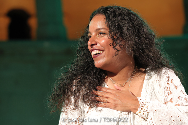 Glenda E (Jazz Palma Festival 2025. Castell de Bellver. Palma. 2025-08-07) Por José Luis Luna Rocafort [INSTANTZZ AKA Galería fotográfica AKA Fotoblog de jazz, impro… y algo más] - Tomajazz - Glenda E actuó en el Jazz Palma Festival 2025 en Castell de Bellver. José Luis Luna Rocafort lo retrata en INSTANTZZ. Actuaron Glenda E, Carlos Martín, Shayan Fathi, Abel Sanabria