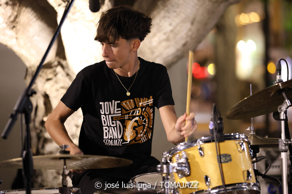 Jove Big Band Sedajazz (37 Eivissa Jazz 2025. Baluard de Santa Llúcia. Eivissa. 2025-09-01) Por José Luis Luna Rocafort [INSTANTZZ AKA Galería fotográfica AKA Fotoblog de jazz, impro… y algo más] - Tomajazz - Jove Big Band Sedajazz actuó en el 37 Eivissa Jazz 2025, el día 1 de septiembre. José Luis Luna Rocafort [INSTANTZZ