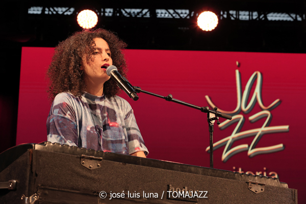 Dora Morelenbaum (48 Festival de Jazz de Vitoria. 2025-07-19) Por José Luis Luna Rocafort [INSTANTZZ AKA Galería fotográfica AKA Fotoblog de jazz, impro… y algo más] - Tomajazz - Dora Morelenbaum actuó en el 48 Festival de Jazz de Vitoria 2025. José Luis Luna Rocafort la retrata en INSTANTZZ. Actuaron Dora Morelenbaum: voz, órgano, guitarra eléctrica Guilherme Lirio: guitarra eléctrica, órgano Guto Wirti: bajo eléctrica Daniel Conceiçao