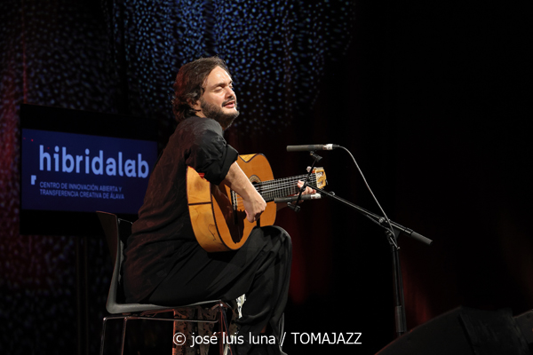 Yamandu Costa (48 Festival de Jazz de Vitoria. 2025-07-19) Por José Luis Luna Rocafort [INSTANTZZ AKA Galería fotográfica AKA Fotoblog de jazz, impro… y algo más] - Tomajazz - Yamandu Costa actuó en el 48 Festival de Jazz de Vitoria. 2025-07-19) Por José Luis Luna Rocafort [INSTANTZZ