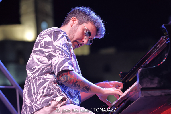 Álex Conde Trío (37 Eivissa Jazz 2025. 2025-09-04) Por José Luis Luna Rocafort [INSTANTZZ AKA Galería fotográfica AKA Fotoblog de jazz, impro… y algo más] - Tomajazz - Álex Conde Trío actuó en el 37 Eivissa Jazz 2025. José Luis Luna Rocafort lo retrata en INSTANTZZ. Actuaron Álex Conde, Pablo Martín Caminero, Michael Olivera