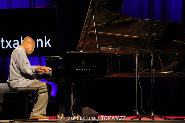 Kenny Barron Trio (48 Festival de Jazz de Vitoria. 2025-07-18) Por José Luis Luna Rocafort [INSTANTZZ AKA Galería fotográfica AKA Fotoblog de jazz, impro… y algo más] - Tomajazz - Kenny Barron Trio actuó en el 48 Festival de Jazz de Vitoria. José Luis Luna Rocafort lo retrata en INSTANTZZ. Actuaron Kenny Barron, Kiyoshi Kitagawa, Jonathan Blake