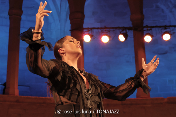 Sara Correira (Nits a Bellver. Palma. 2025-08-19) Por José Luis Luna Rocafort [INSTANTZZ AKA Galería fotográfica AKA Fotoblog de jazz, impro… y algo más] - Tomajazz - Sara Correira actuó en Nits a Bellver en el castillo situado en Palma el 19 de agosto de 2025. José Luis Luna Rocafort lo retrata en INSTANTZZ. Actuaron Sara Correira, Diogo Clemente, Ângelo Freire, Frederico Gato