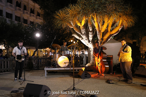 Goran Levi (37 Eivissa Jazz 2025. Passeig Vara de Rey. Eivissa. 2025-09-02) Por José Luis Luna Rocafort [INSTANTZZ AKA Galería fotográfica AKA Fotoblog de jazz, impro… y algo más] - Tomajazz - Goran Levi actuó en el 37 Eivissa Jazz 2025. José Luis Luna Rocafort lo retrata en INSTANTZZ. Intervinieron Goran Levi, Joan Garcías Tur, Josep Servera, Pere Miquel Molina