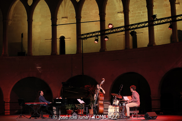 Giulia Valle Trío (Jazz Palma Festival 2025. Castell de Bellver. Palma. 2025-08-21) Por José Luis Luna Rocafort [INSTANTZZ AKA Galería fotográfica AKA Fotoblog de jazz, impro… y algo más] - Tomajazz - Giulia Valle Trío (actuó en el Jazz Palma Festival 2025 en el Castell de Bellver el 21 de agosto de 2025. José Luis Luna Rocafort la retrata en INSTANTZZ. Actuaron