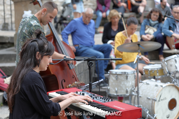 Nerea Arrieta Trío (48 Festival de Jazz de Vitoria. 2025-07-14) Por José Luis Luna Rocafort [INSTANTZZ AKA Galería fotográfica AKA Fotoblog de jazz, impro… y algo más] - Tomajazz - Nerea Arrieta Trío actuó en el 48 Festival de Jazz de Vitoria 2025. José Luis Luna Rocafort retrata el concierto en INSTANTZZ. Actuaron Nerea Arrieta, Fran Serrano, Raquel Arbeloa
