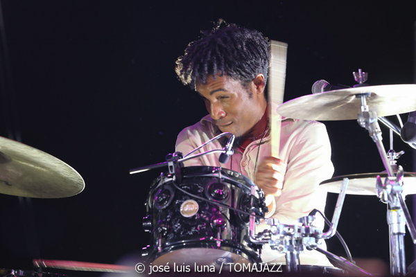 Carlos Sarduy & Groove Messengers (37 Eivissa Jazz 2025. Baluard de Santa Llúcia. Eivissa. 2025-09-06) Por José Luis Luna Rocafort [INSTANTZZ AKA Galería fotográfica AKA Fotoblog de jazz, impro… y algo más] - Tomajazz - Carlos Sarduy & Groove Messengers actuaron en el 37 Eivissa Jazz 2025. José Luis Luna Rocafort lo retrata en INSTANTZZ. Actuaron Carlos Sarduy, Alexey León, Vicent Tur, Abel Marcel, Aaron Puente, Jay Kalo Sánchez, Marina Abad, Noslen Ortega