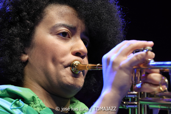 Milena Casado (48 Festival de Jazz de Vitoria. 2025-07-19) Por José Luis Luna Rocafort [INSTANTZZ AKA Galería fotográfica AKA Fotoblog de jazz, impro… y algo más] - Tomajazz - Milena Casado actuó en el 48 Festival de Jazz de Vitoria 2025. José Luis Luna Rocafort la retrata en INSTANTZZ. Actuaron Milena Casado, Morgan Guerin, Lex Korten, Kanoa Mendenhall, Jongkuk Kim