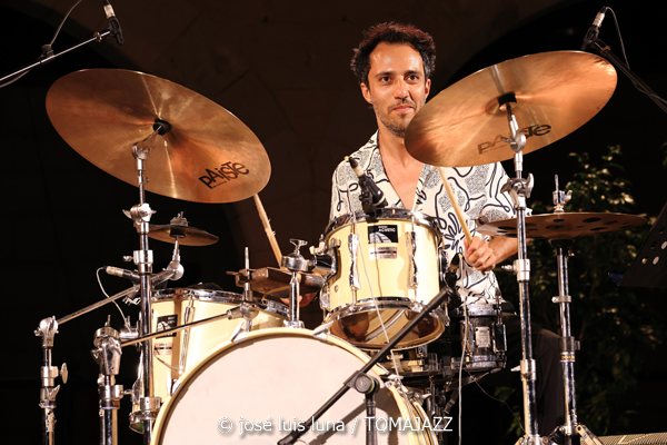 Glenda E (Jazz Palma Festival 2025. Castell de Bellver. Palma. 2025-08-07) Por José Luis Luna Rocafort [INSTANTZZ AKA Galería fotográfica AKA Fotoblog de jazz, impro… y algo más] - Tomajazz - Glenda E actuó en el Jazz Palma Festival 2025 en Castell de Bellver. José Luis Luna Rocafort lo retrata en INSTANTZZ. Actuaron Glenda E, Carlos Martín, Shayan Fathi, Abel Sanabria