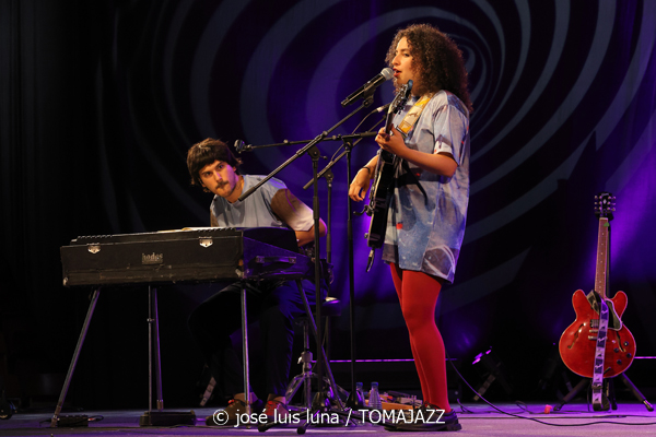 Dora Morelenbaum (48 Festival de Jazz de Vitoria. 2025-07-19) Por José Luis Luna Rocafort [INSTANTZZ AKA Galería fotográfica AKA Fotoblog de jazz, impro… y algo más] - Tomajazz - Dora Morelenbaum actuó en el 48 Festival de Jazz de Vitoria 2025. José Luis Luna Rocafort la retrata en INSTANTZZ. Actuaron Dora Morelenbaum: voz, órgano, guitarra eléctrica Guilherme Lirio: guitarra eléctrica, órgano Guto Wirti: bajo eléctrica Daniel Conceiçao