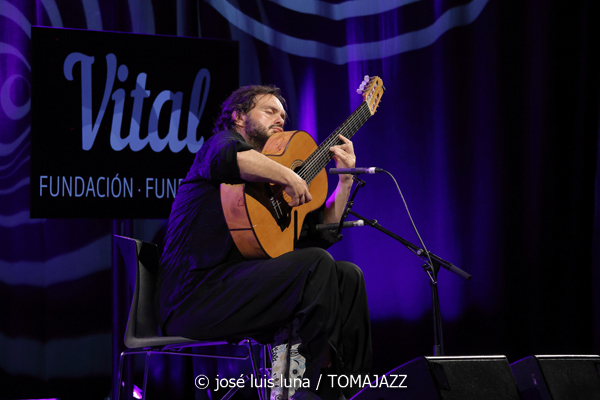 Yamandu Costa (48 Festival de Jazz de Vitoria. 2025-07-19) Por José Luis Luna Rocafort [INSTANTZZ AKA Galería fotográfica AKA Fotoblog de jazz, impro… y algo más] - Tomajazz - Yamandu Costa actuó en el 48 Festival de Jazz de Vitoria. 2025-07-19) Por José Luis Luna Rocafort [INSTANTZZ