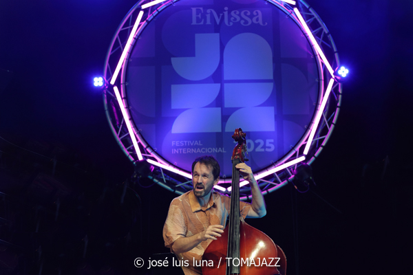 Álex Conde Trío (37 Eivissa Jazz 2025. 2025-09-04) Por José Luis Luna Rocafort [INSTANTZZ AKA Galería fotográfica AKA Fotoblog de jazz, impro… y algo más] - Tomajazz - Álex Conde Trío actuó en el 37 Eivissa Jazz 2025. José Luis Luna Rocafort lo retrata en INSTANTZZ. Actuaron Álex Conde, Pablo Martín Caminero, Michael Olivera