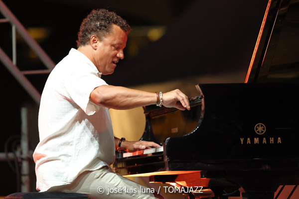 Jacky Terrasson Trio (37 Eivissa Jazz 2025. Baluard de Santa Llúcia. Eivissa. 2025-09-05) Por José Luis Luna Rocafort [INSTANTZZ AKA Galería fotográfica AKA Fotoblog de jazz, impro… y algo más] - Tomajazz - Jacky Terrasson Trio actuó en el 37 Eivissa Jazz 2025. José Luis Luna Rocafort retrata el concierto en INSTANTZZ. Actuaron Jacky Terrasson, Sylvain Romano, Marc Miralta